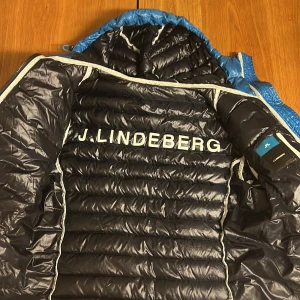 J lindbergh jacka  - En snygg Jacka från j lindberg. Passar mellan 180-185. Inga hål eller något alls. Nypris typ 2500. Kan gå ner i pris vid snabb affär.