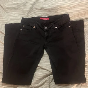 Lågmidjade bootcut  - Skitfina vintage lågmidjade bootcut. Dessa är avklippta då jag är rätt kort och innerbenslängden är nu 75cm. Midjan är 40cm tvärs över. 