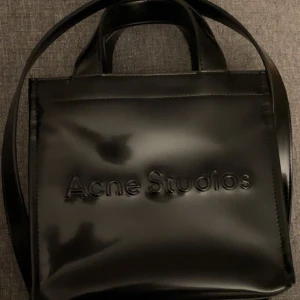 Acne logo mini tote bag - Säljer min acne väska, helt oanvänd kvitto och dustbag medföljer. 