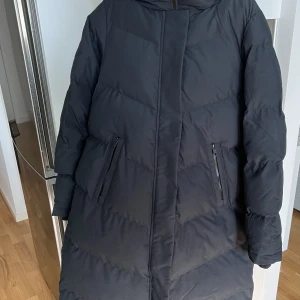 Elvine vinterjacka  - Helt ny jacka, för stor för min din del.. därav försäljning. Varm och skön lång dunjacka från Elvine. Marin/mörkblå i storlek S.