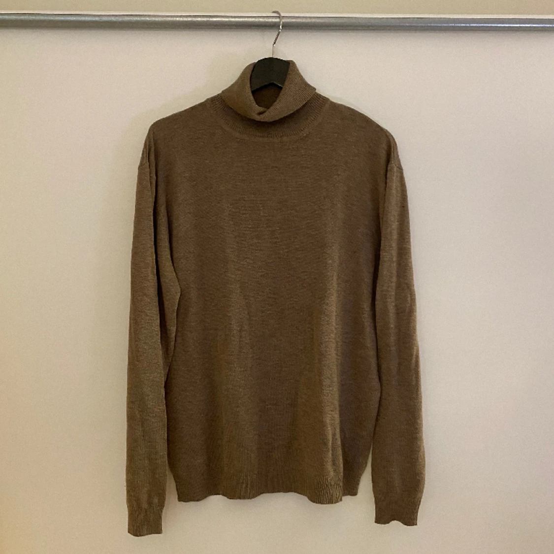 Varm tröja med krage.