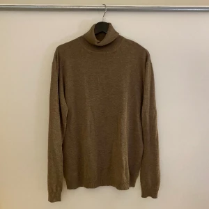 Varm tröja med krage.  - Va min favorit tröja förra året! Fortfarande i helt perfekt skick! Super varm och mysig. Otroligt lent och skönt material! Har lite grå beige färg.
