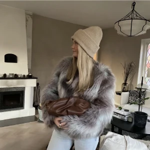 Pälsjacka - Säljer denna super snygga pälsjackan då den inte passade mig i storleken! Sjukt mysig och varm nu på vintern! 