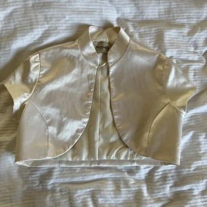 Bolero - Intressekoll på denna boleron. Köpt här på Plick men aldrig använd själv. Storlek 42 men sitter som en Xs-s. Skriv prisförslag vid intresse! 