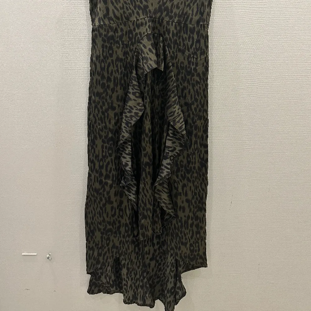 Green and black animal Print long Sleeve Frill  Midi Dress is the perfect occasion dress.  Worn only once.  Really nice and soft material.  Brand: AX Paris . Klänningar.