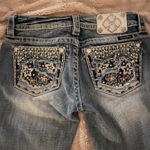 Miss me jeans - INTRESSEKOLL❗️på dessa as snygga miss me jeans! 💞 ääälskar bakfickorna samt färgen och i så bra skick, så det tar emot att lägga ut dem här men gör det då jag tyvärr inte tyckte att de satt bra på mig💘 Vid frågor kontakta jätte gärna privat!⚡️
