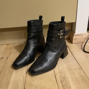 Square toe boots - Ett par mycket fina och sparsamt använda skor som är om sulade och omklackade för mjukare ljud och bättre grepp på halt underlag.