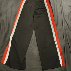 Byxor från monki - Coola byxor från monki med slits en bit nedanför knät, storlex xxs. Väldigt flowy och luftiga på<3 (Har haft dessa ganska länge och det visar vissa tecken på användning)