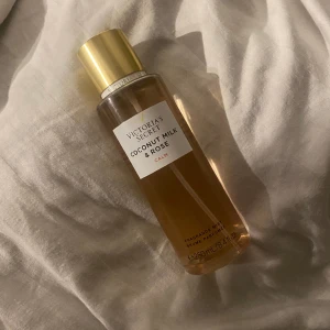 Victorias secret body mist  - Helt ny och oanvänd body mist från Victorias Secret! Doftar kokos och ros, super god. 250 ml!  Köp direkt för 200💞