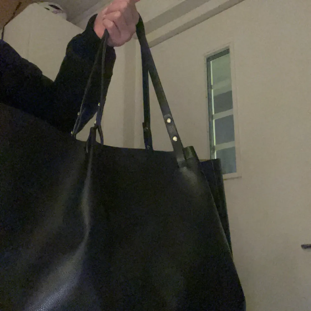 Säljer denna svarta väska ifrån H&M  Säljer för att jag inte hittar någon användning för den⭐️. Väskor.