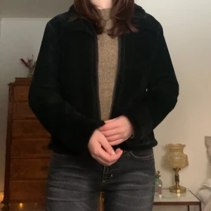 Vintage mockajacka - Vinter/höstjacka i mocka med pälsdetaljer, från märket River Island! 🤍