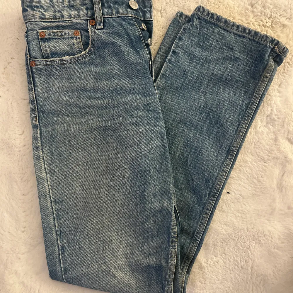 Säljer dessa två par jeans. De första från zara i storlek 36. De andra med hål vid knäna från Gina tricot i storlek 32.  100kr/st . Jeans & Byxor.