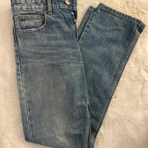 Säljer dessa två par jeans. De första från zara i storlek 36. De andra med hål vid knäna från Gina tricot i storlek 32.  100kr/st 