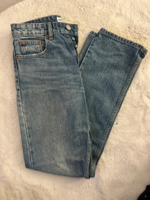Fina jeans  - Säljer dessa två par jeans. De första från zara i storlek 36. De andra med hål vid knäna från Gina tricot i storlek 32.  100kr/st 