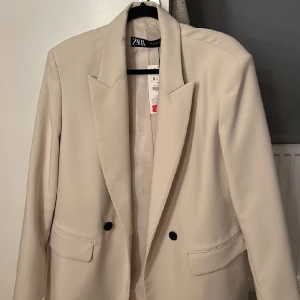 Zara blazer  - Super fin beige blazer från zara. Helt oanvänd och storleken s