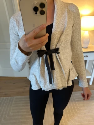 Odd Molly kofta - Finstickad kofta från Odd Molly i stl 1 (S). Passar snarare en XS. Vit/ljusgrå med mörkgrått knytband. Använd men i fint skick! Nypris 1700kr.