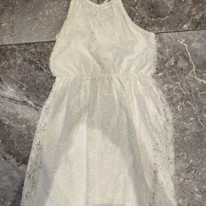 Helt ny sommarklänning  - Vit spets sommarklänning. Säljer pga stor garderobrensning. Kika gärna på mina andra annonser, säljer mycket. Samfraktar gärna:) 