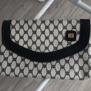 Handväska  - Jättefin handväska, köpt vintage för 500kr🤍 Ej använd.