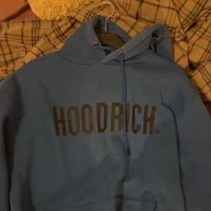hoodrich dress - hej, säljer då de är för litet för mig. ☺️ tröjan har några få fläckar som säkert går bort med fläckborttagning ☺️ kom privat för bilder. och byxorna har ett litet hål på rumpan men det är inget som syns.💕