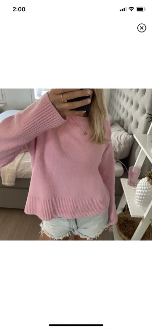 Other stories tröja  - Säljer min fina rosa other stories tröja, perfekt nu till vintern💗💗🙌🙌 strl M men kan passa s
