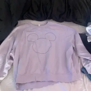 Lila hoodie med mussepigg tecken på oanvänd från h&m