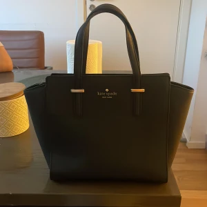 kate spade väska - Kate spade väska, ganska ny skick bara en liten skråma som knappt syns.