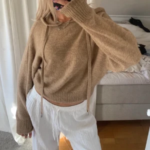 Beige stickad hoodie 💕 - Säljer den hära trendiga tröjan som jag inte använder längre!! Köpt här på plick men är i toppen skick😊💕💕 första två bilderna är lånade! Men det är exakt samma tröja på bilderna! 💕