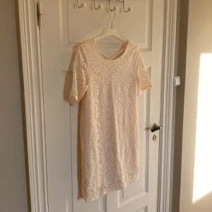 Spetsklänning från Monki - Säljer denna söta klänningen från Monki. Spets. Storlek S. I fint skick. Off-white. 