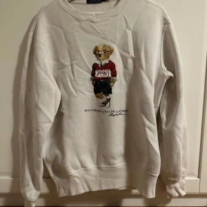 Ralph Lauren Sweatshirt - Vit sweatshirt från Ralph Lauren, Strl M