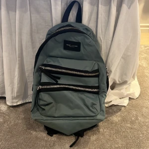 Marc Jacobs väska - Säljer min Marc Jacobs ryggsäck då jag inte använder den längre. Köpt för några år sedan på NK i Göteborg så den är 100% äkta. Köpt för lite över 2000 men säljer nu för endast 500💞