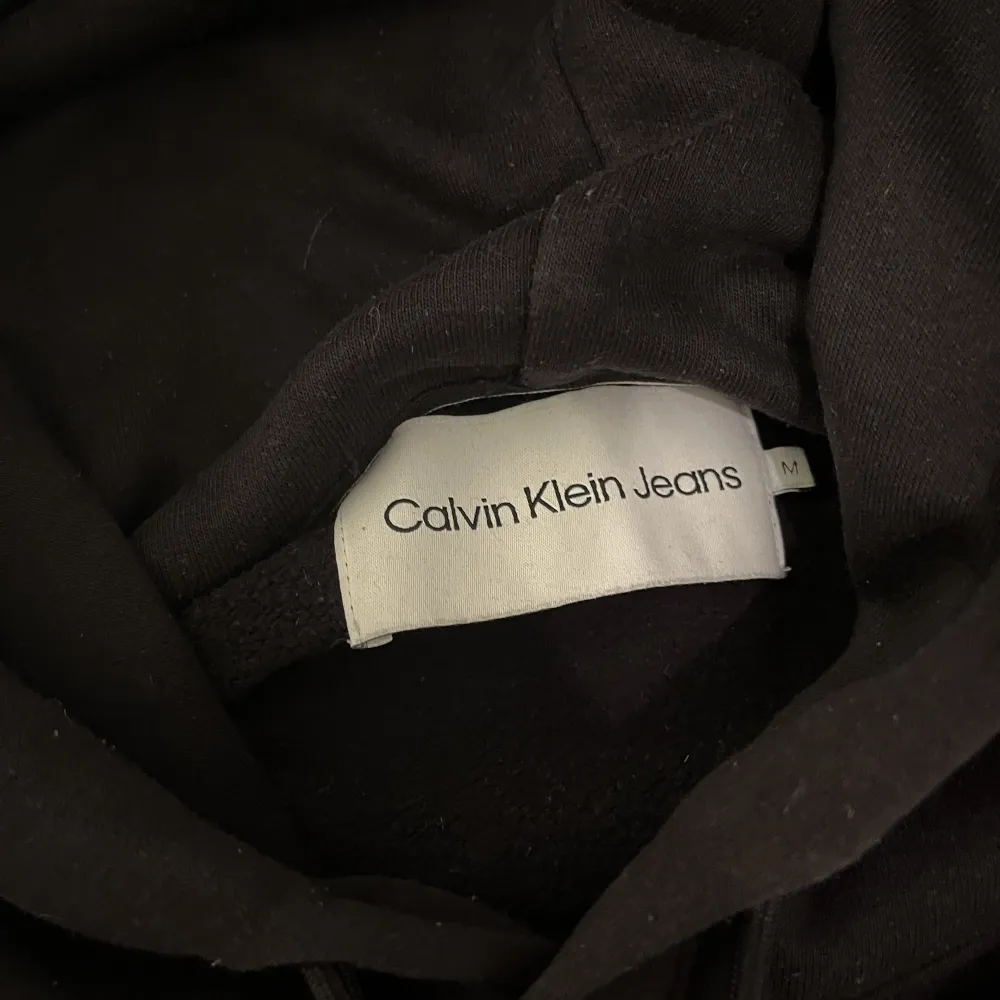 Jättesnygg Calvin Klein hoodie som är sparsamt använd. Tröjan är i jättebra skick. Ifall ni har fler frågor så är de bara att skriva.  Priset är ej hugget i sten.. Hoodies.
