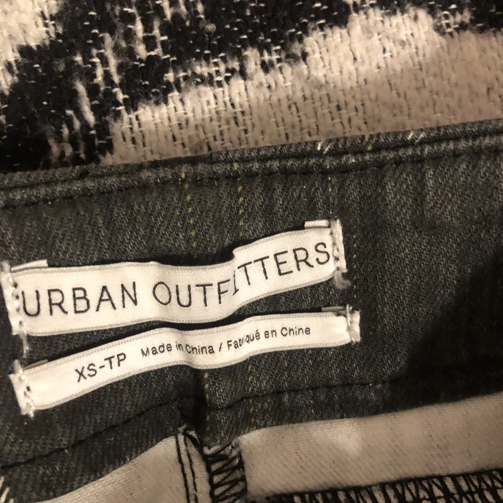 Grå Jeanskjol från Urban outfitters, aldrig använd och säljes för den är för liten för mig. Fint skick, storlek XS Från djur och rökfritt hem. Kjolar.