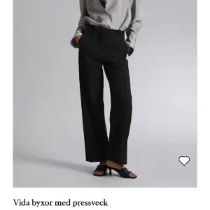 Högmidjade vida kostymbyxor Nyskick Långa på mig (155 cm)