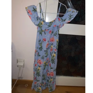 Offshoulder klänning ny - Aldrig använd! Storlek 158/164. Blå med blommor