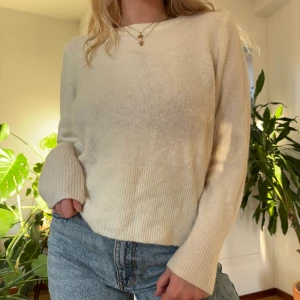 Mysig vinter tröja - Super mysig stickad vinter tröja! Fint skick! Står storlek M men sitter perfekt på mig som brukar ha S Kolla gärna mitt konto och se om det finns något mer ni är intresserade av, kan isf frakta ihop så det blir billigare!