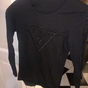 Guess topp - Guess topp helt ny  Aldrig använd 