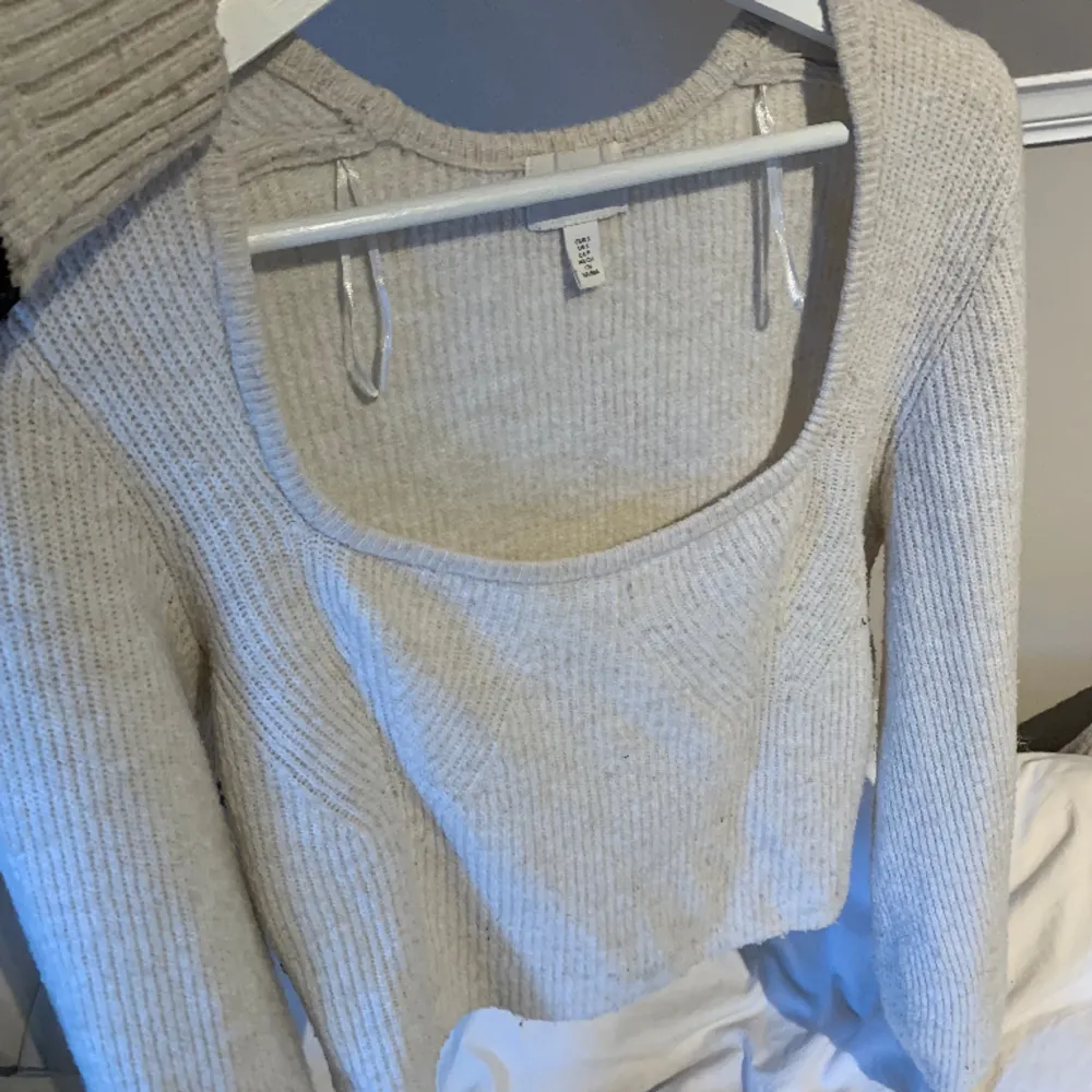 Stickad beige tröja från Hm, använd ca 2 gånger 💕. Neuletakit & Villapaidat.
