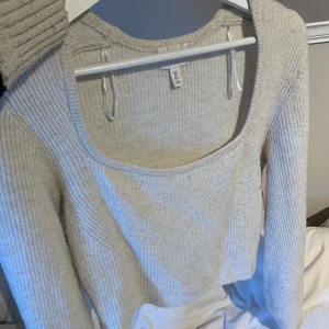 Stickad beige tröja - Stickad beige tröja från Hm, använd ca 2 gånger 💕
