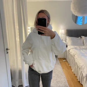 Vit hoodie - Jättemysig vit hoodie. Den är oversized i storleken. Den är i väldigt bra skick🤍