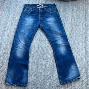 Levis 512 bootcut  - Vintage 512 bootcut jeans i baggy snygg passform! Grym fit size 33/32