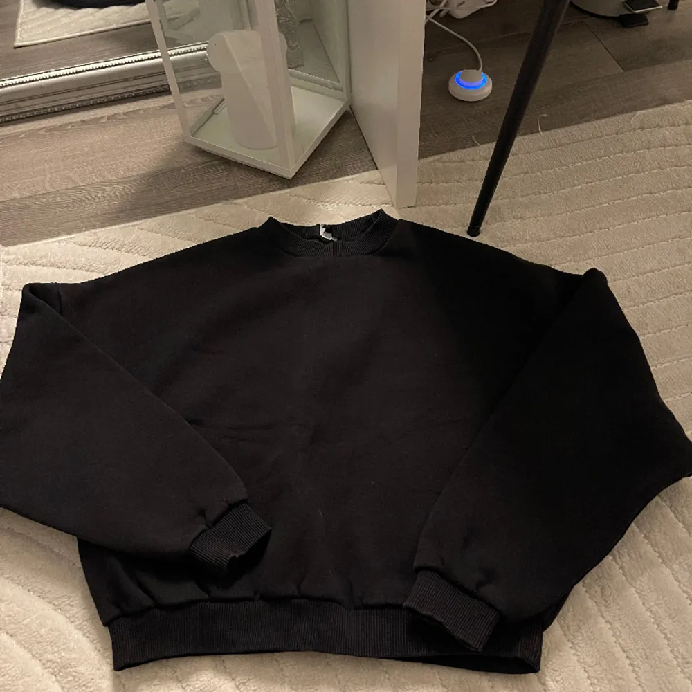 Säljer min lxa tröja i storlek s. Hör av er om ni vill ha fler bilder 🫶🏼   Mjukisbyxorna är sålda . Hoodies.