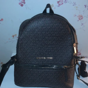 Michael kors väska - En begagnad Michael kors väska värd 700kr. Just nu säljer jag den för 100kr. Den är bra o ha o t.ex. vatten flaska, olika produkter, små böker. Väldigt fin att ha.