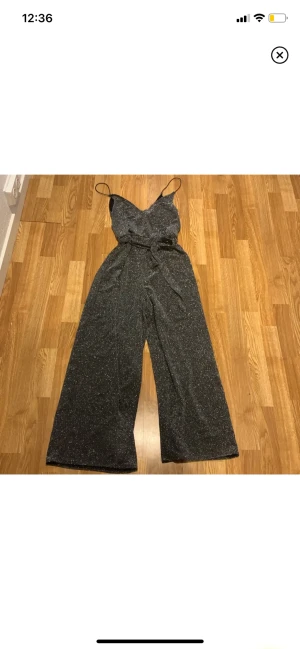 fest jumpsuit💞 - h&m glitter jumpsuit i nyskick passar xs-m perfekt till fest jul eller nyår🎄❤️