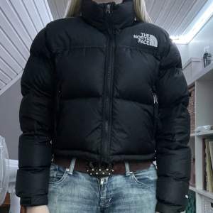 en svart north face jacka i väldigt bra skick😊defekt fri, vill bli väck med den så är öppen för lite förhandlingar