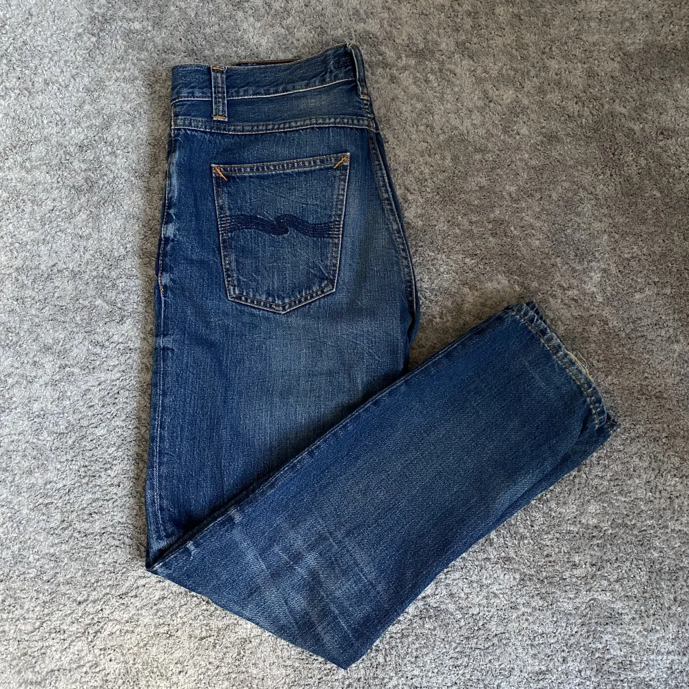 Ett par jeans från nudie jeans co, relativt bra skick med lite slitage längst ner på ett av benen. Storlek 30/30. Nypris - 1600kr mitt pris - 399kr. Jeans & Byxor.