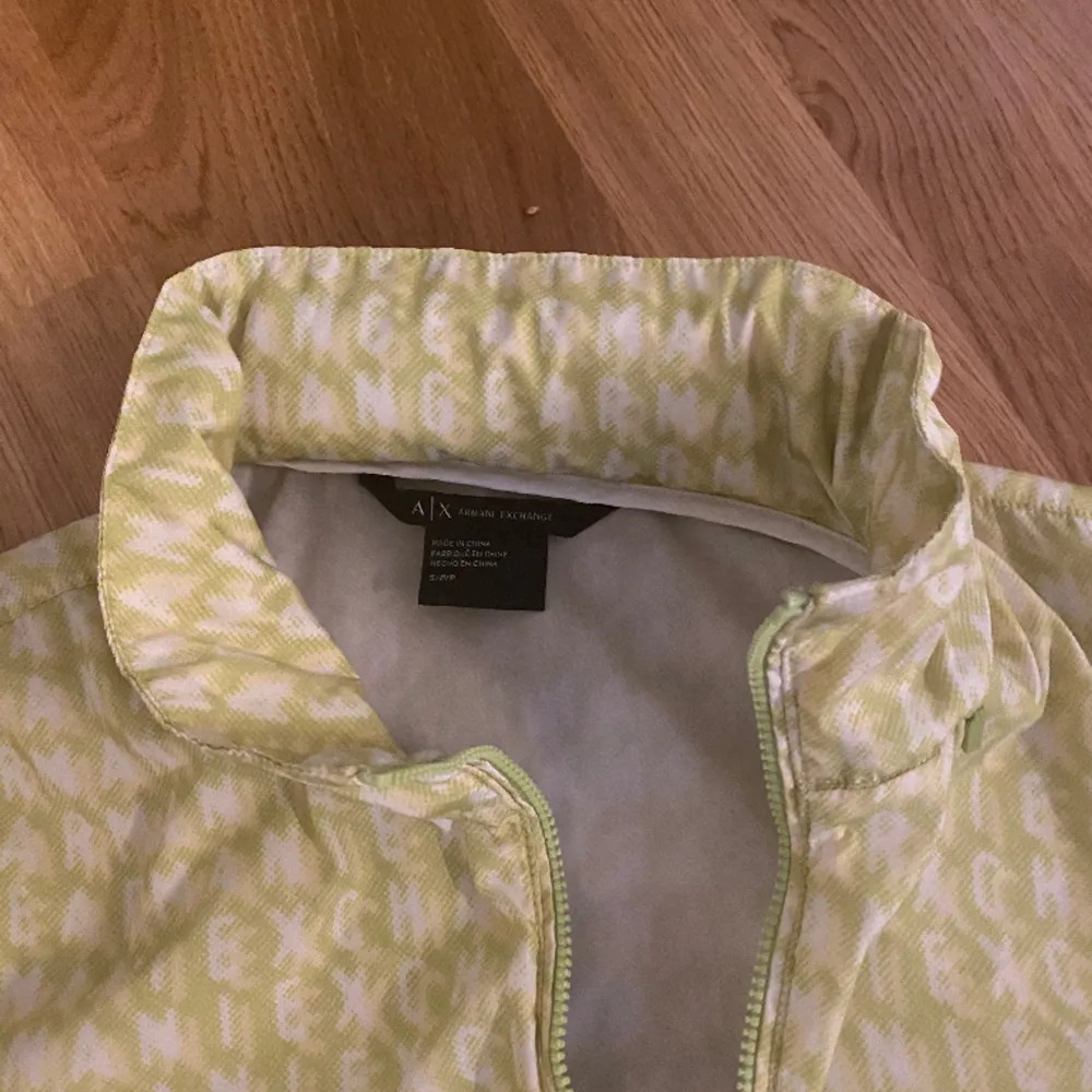 Armani exchange neon green training jacket with hidden packable hood inside the zip collar , size XS, in very good condition . Jackor.