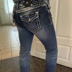 Säljer mina blåa miss me jeans i storlek 26, men lite stora i storleken. Modellen heter Boyfriend Capri. De är kortare i benen (trekvartslånga). Innerbenslängden är 61cm och midjemåttet är 38cm rakt över. De är i väldigt bra skick, inga defekter😊😍