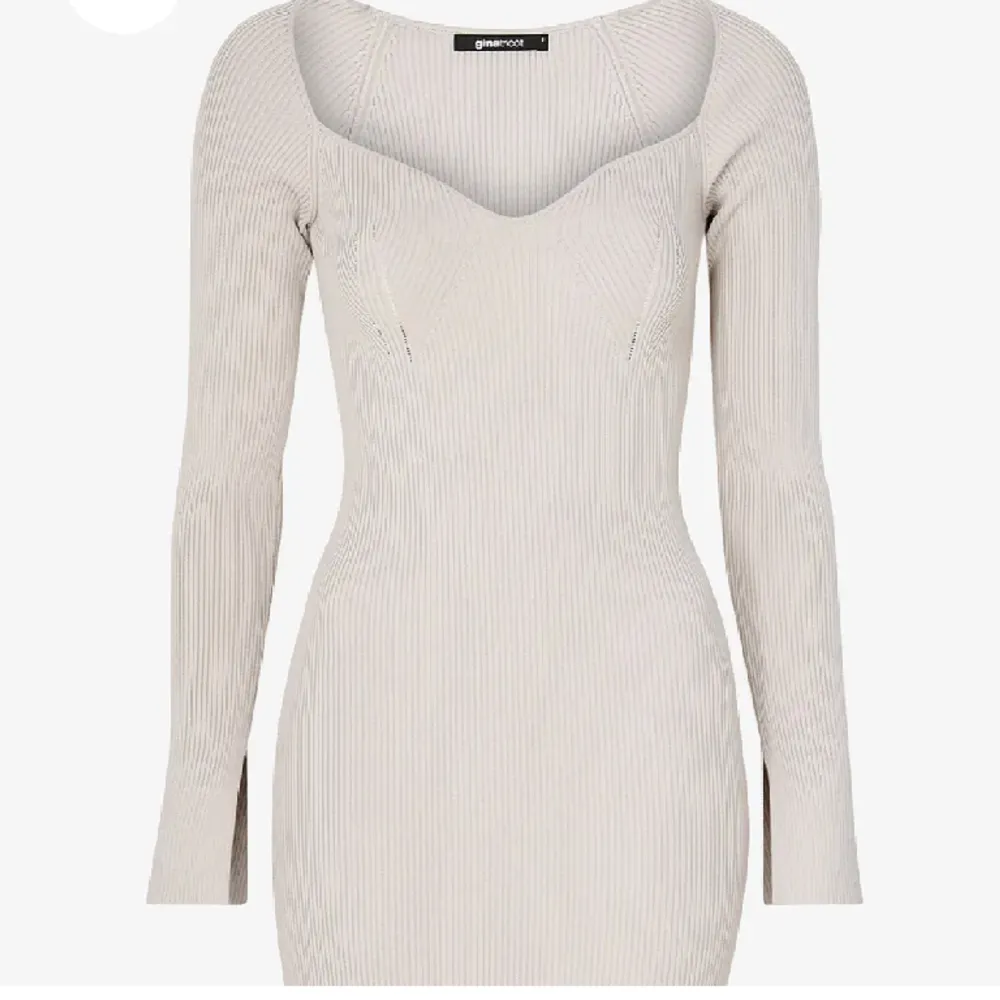 Säljer denna superfina klänning från Gina tricot🤍 Strl M men passar mig som har storlek xs🌟. Klänningar.