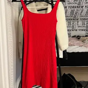 Säljer denna röda klänningen som är ifrån Hm. Knappt använd