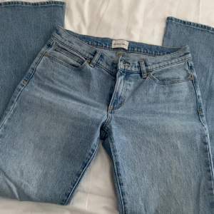 Säljer mina nästintill nya Abrand jeans då dom inte kommer till användning, lågmidjade och bootcut och Såå snygga men har andra jeans jag föredrar, långa på mig som e ca 167 cm, köpta för 900 på hm men slutsålda nu, bara att höra av sig vid funderingar!💗💗
